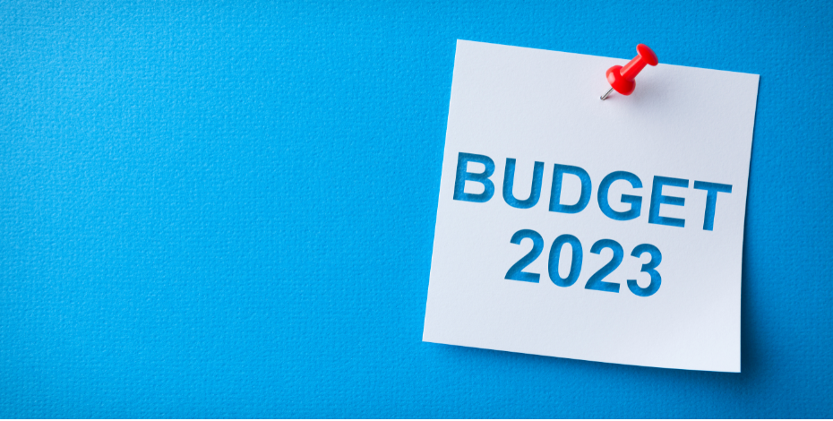 budget 2023 written on white sticky note on blue board background